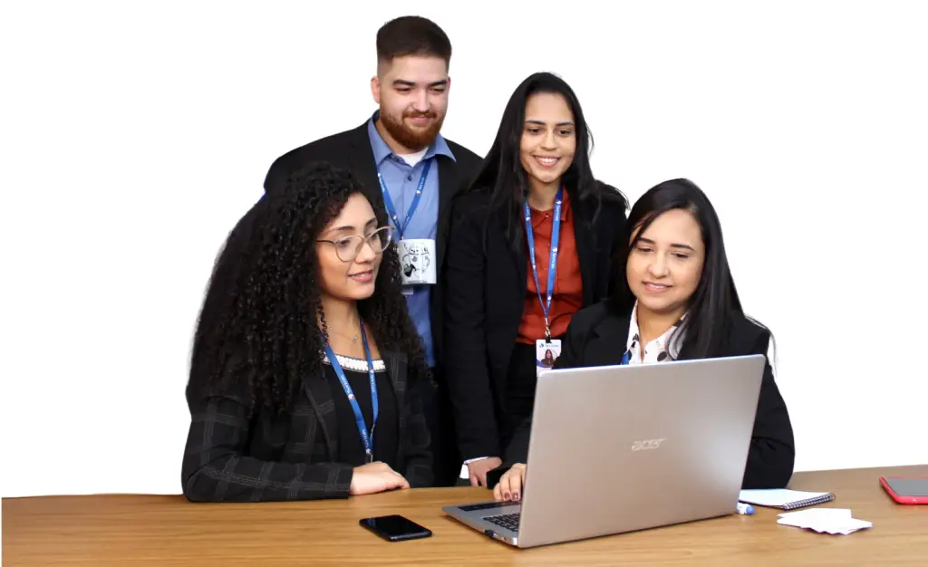 Equipe olhando o computador