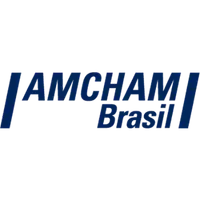 Logotipo da Amcham Brasil em azul-marinho entre duas barras verticais